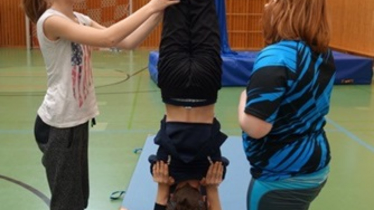 2 Schüler machen einen Kerzenstand