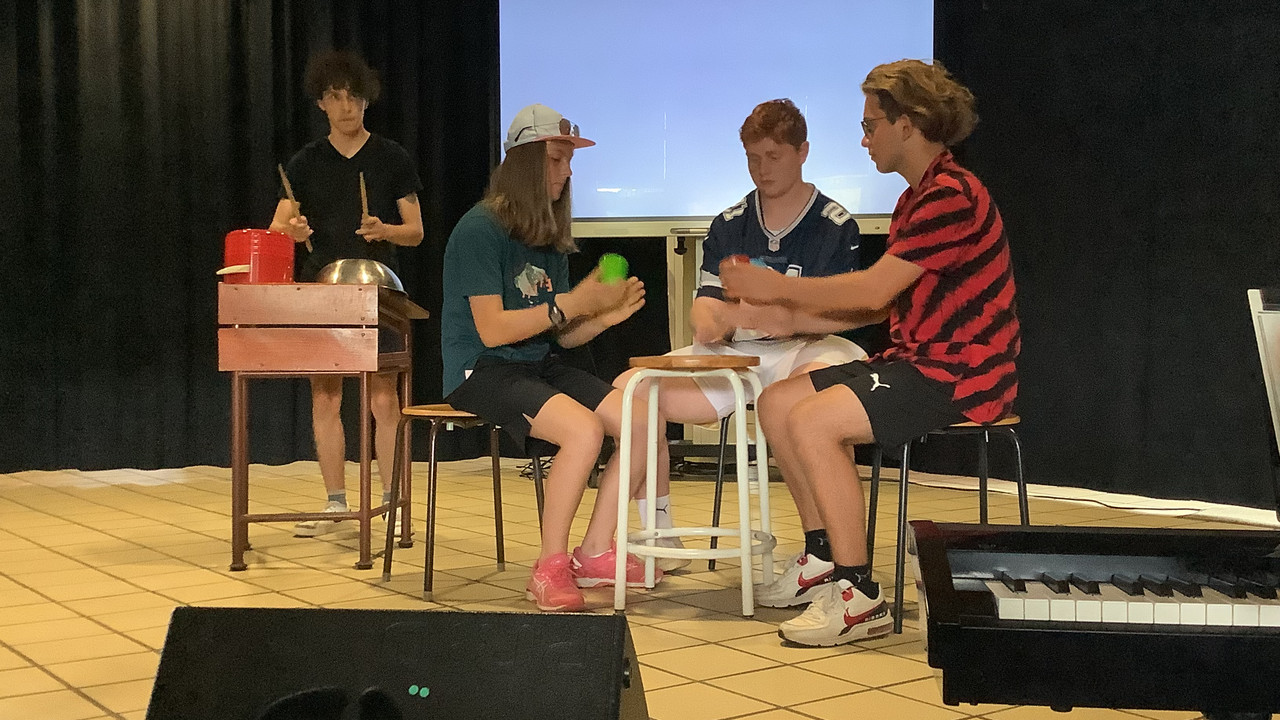 Schüler*innen agieren auf der Bühne