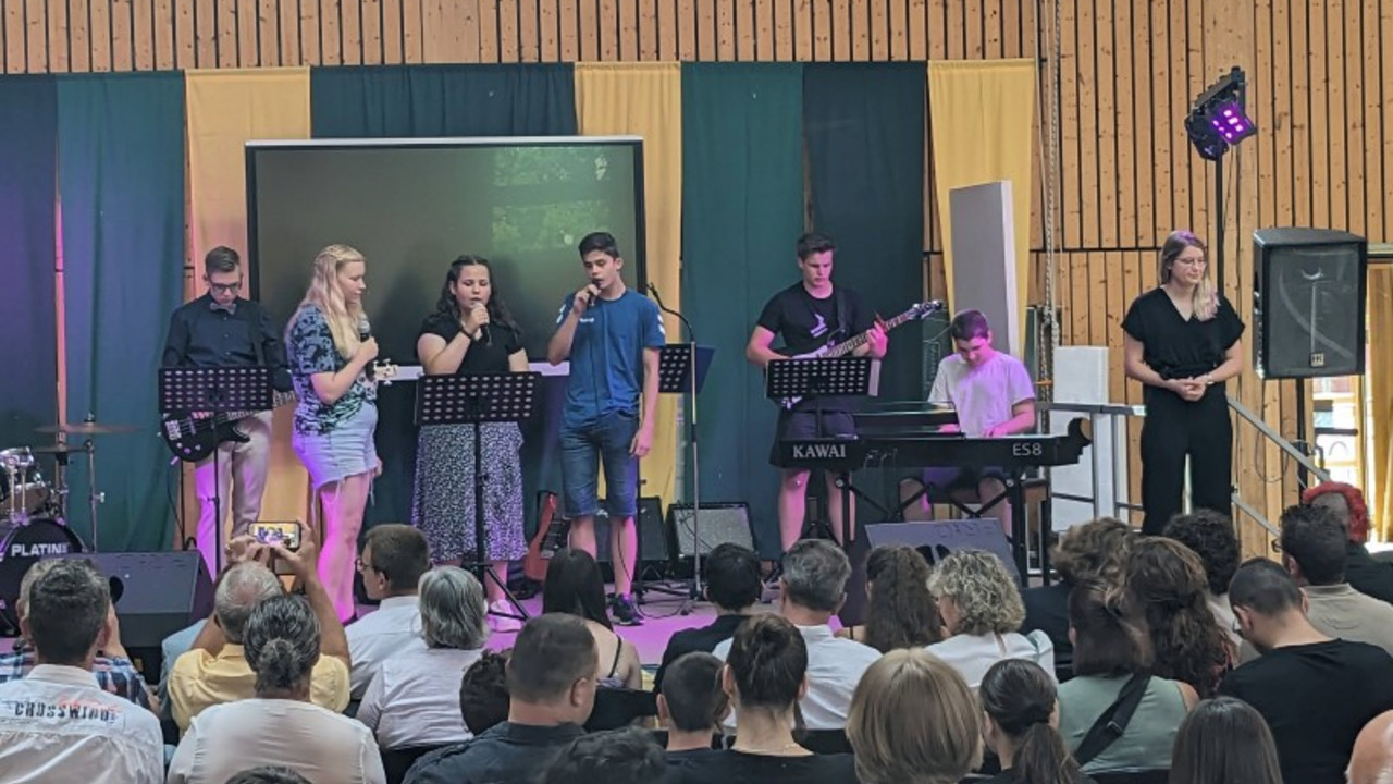 Die Schulband auf der Bühne in der Turnhalle