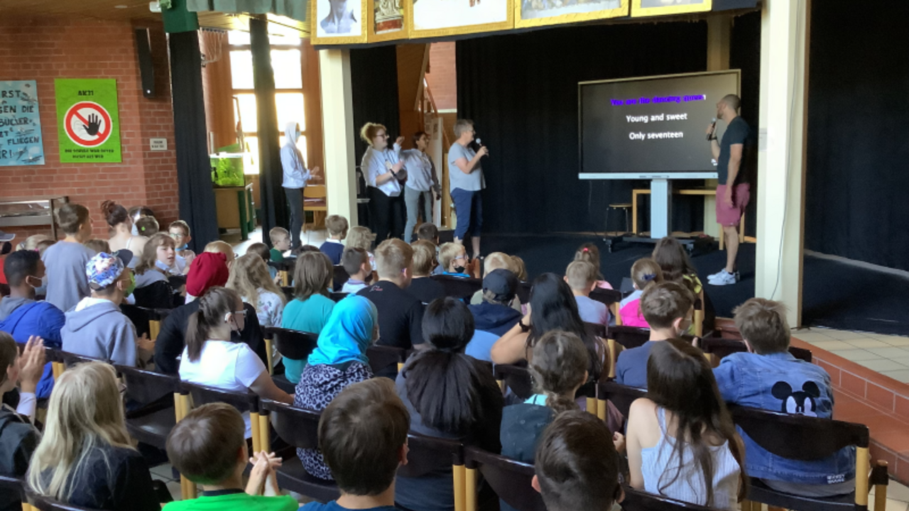 Schüler und Lehrer im Foyer