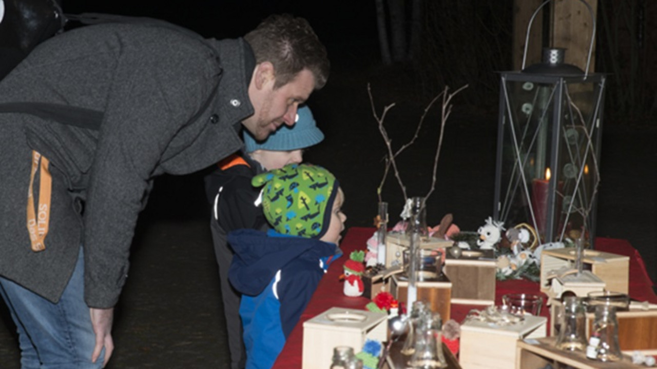 Gäste bewundern die selbstgebastelte Weihnachtsdeko.