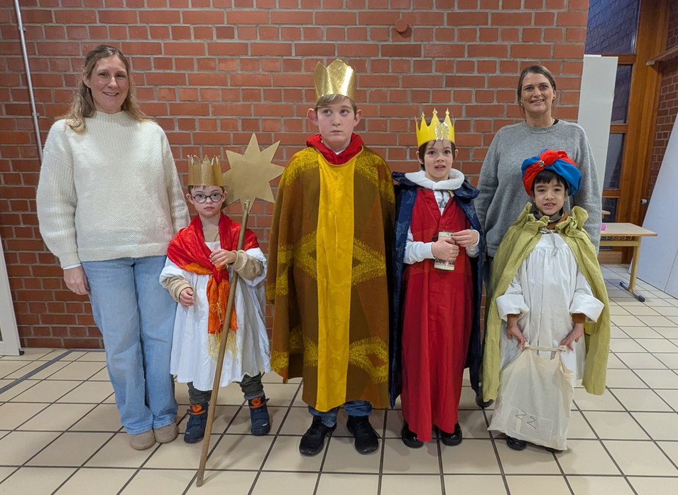 Gruppenbild der jüngsten Sternsinger in ihren festlichen Kostümen mit Frau Stuke und Frau Maurischat