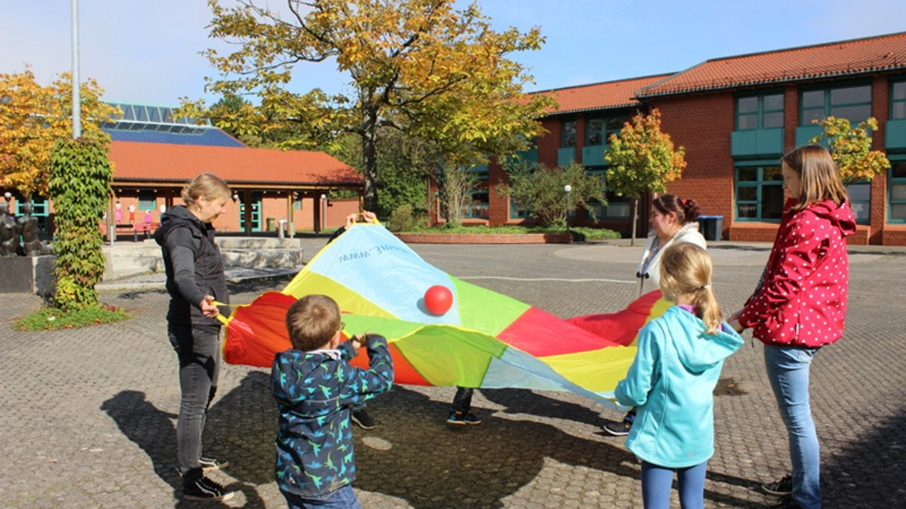 Segeltuchspiele auf Schulhof