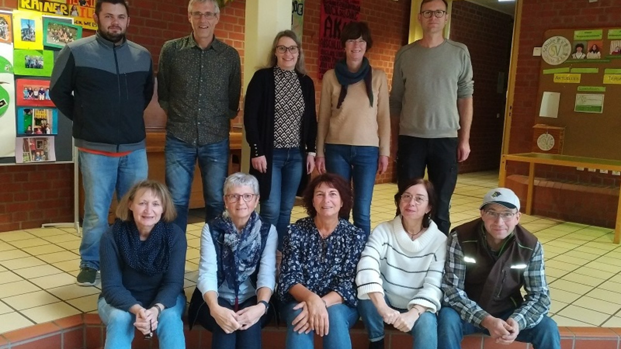Abschiedsfoto mit Frau Terges und ihren Kolleg/innen der Verwaltung und Hausmeisterei