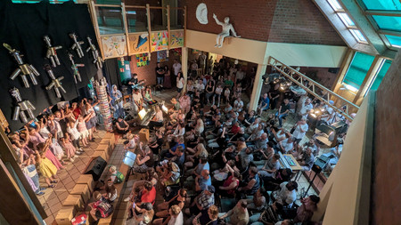 Blick von oben ins Foyer mit vielen Zuschauern und Akteuren
