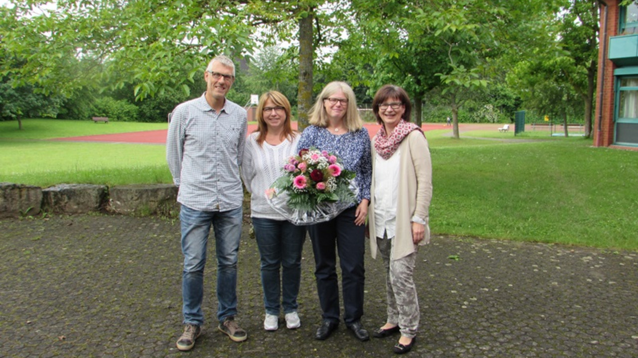 Frau Zimmer mit Gratulanten