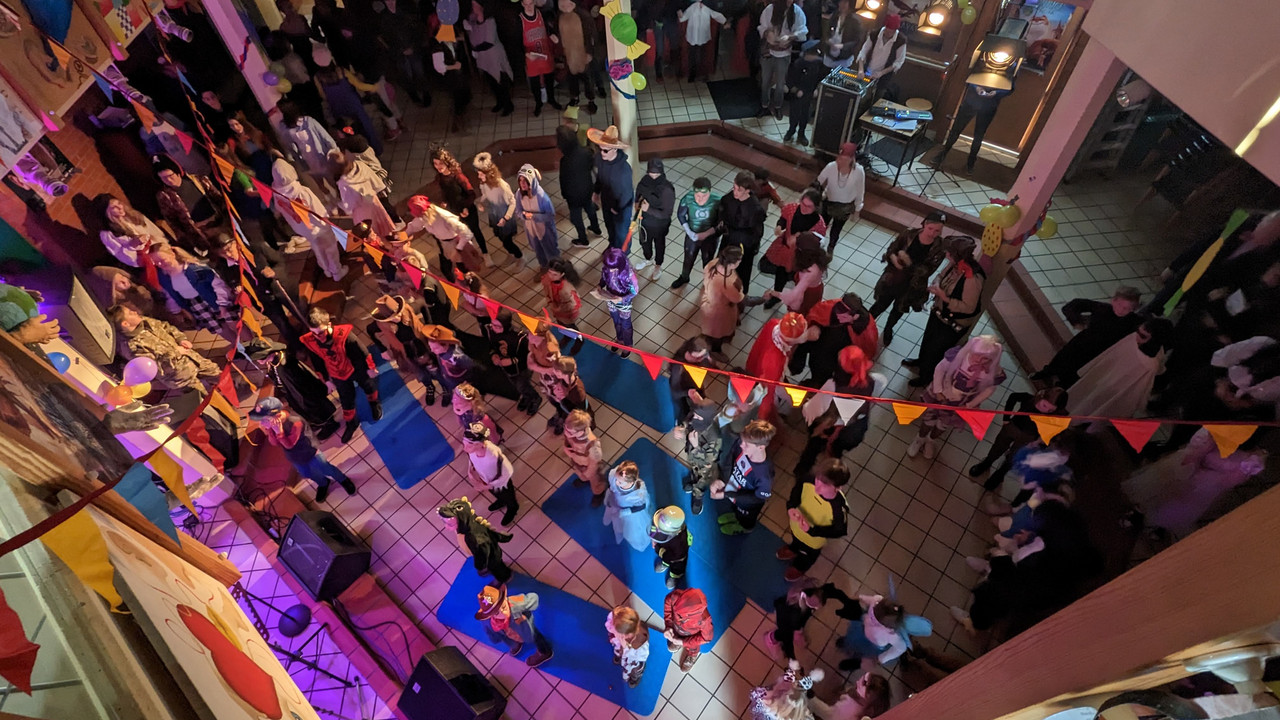 Alle Feiernde von oben im Foyer fotografiert.