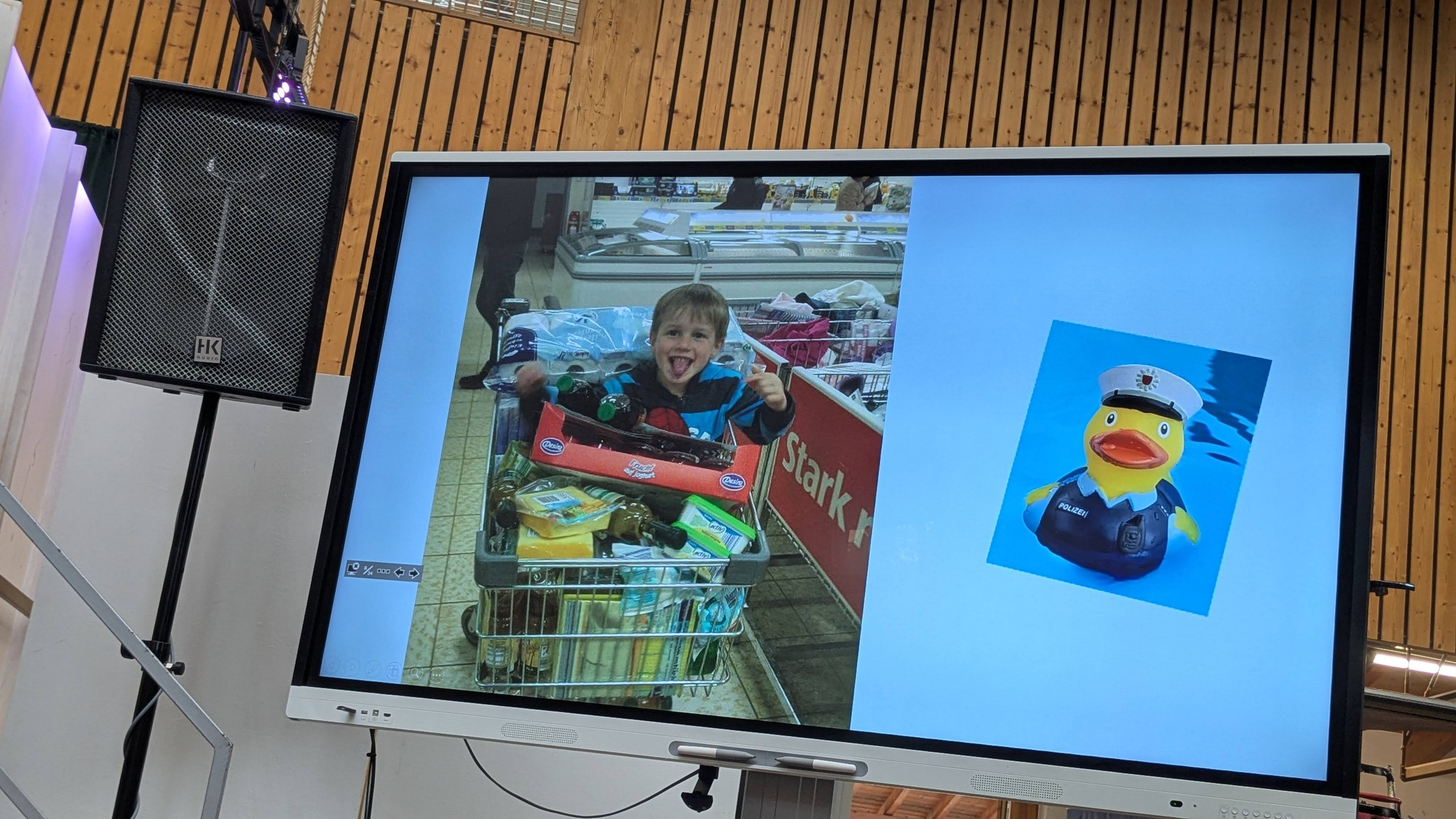Blick auf das digitale Whiteboad mit einem Schüler als kleines Kind