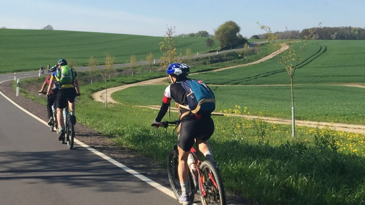 Schüler auf Straße mit dem Fahrrad