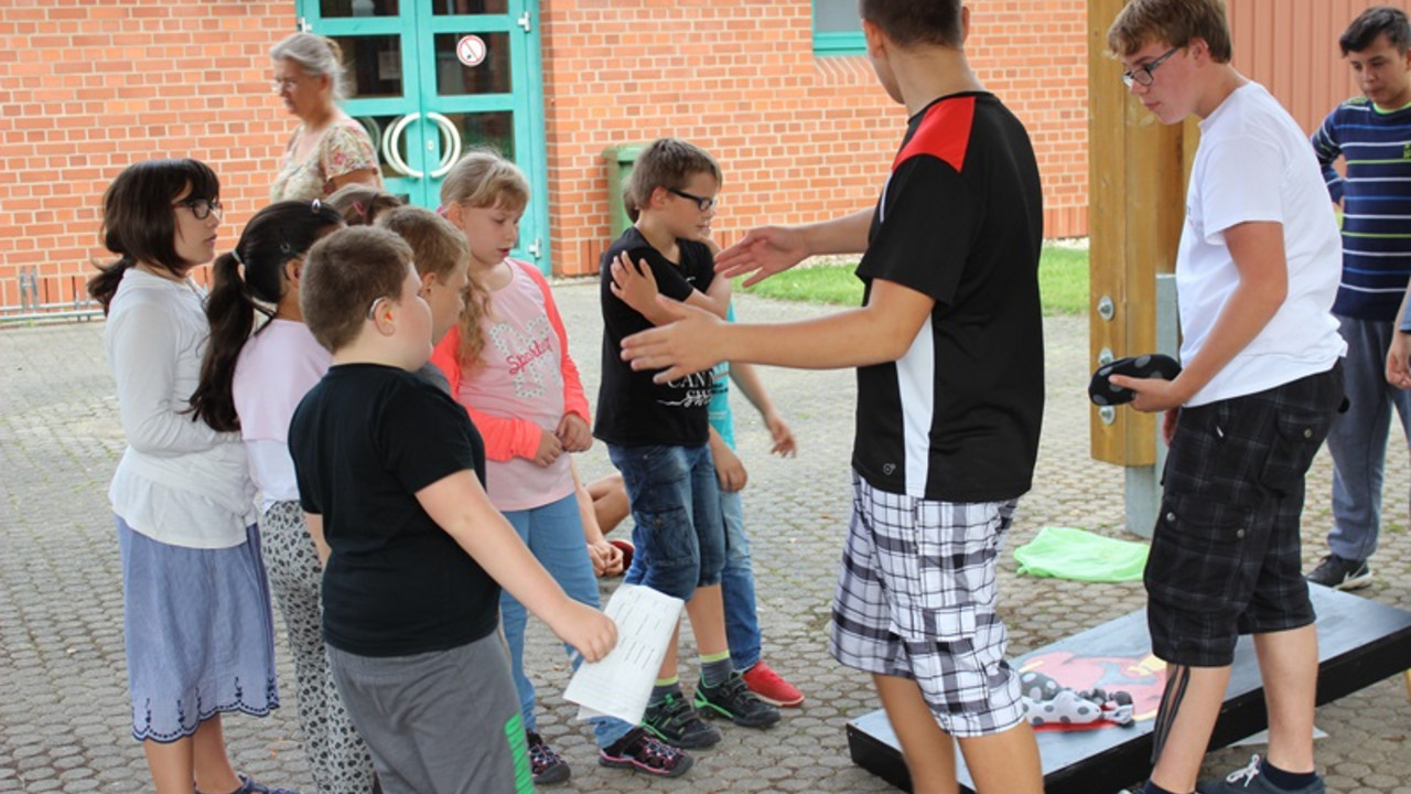 Kinder spielen Cornhole