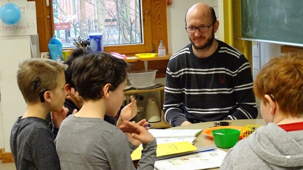 Herr Wagner und die Schüler erarbeiten eine Geschichte mit Gebärden. 