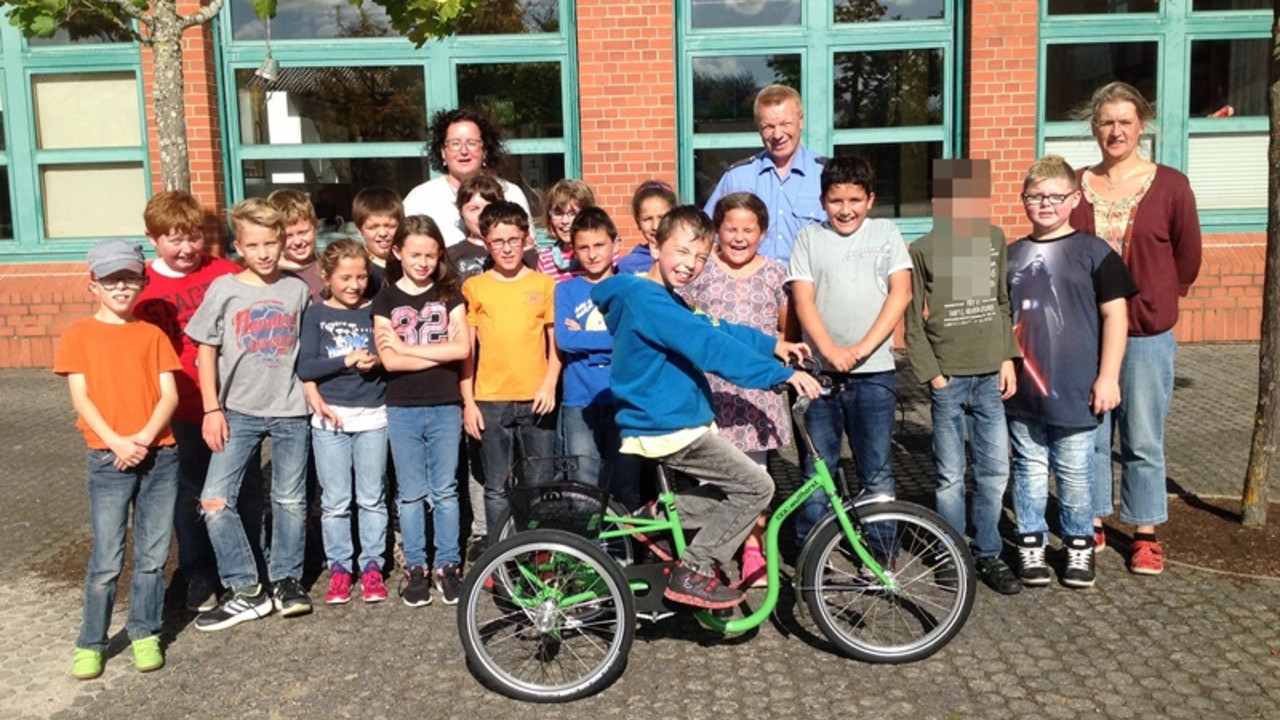 Gruppenbild mit Therapiefahrrad