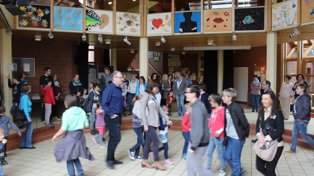 Kinder und Erwachsene im Foyer beim Spielen