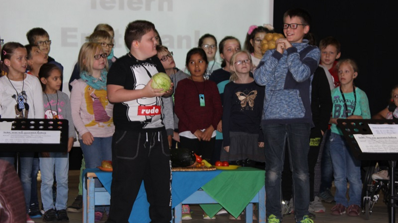 Schüler spielen ein Stück vor
