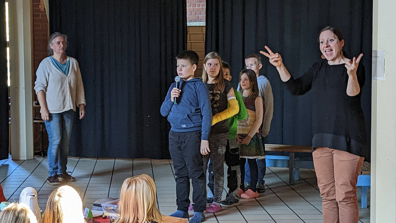 Die Schülerinnen und Schüler der Klasse 3-4 sprechen die Fürbitten.
