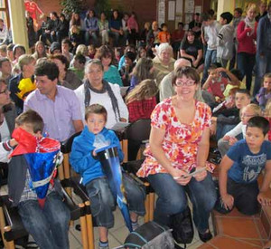 viele Leute im Foyer