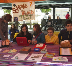 Schüler am Stand auf dem Kornmarkt