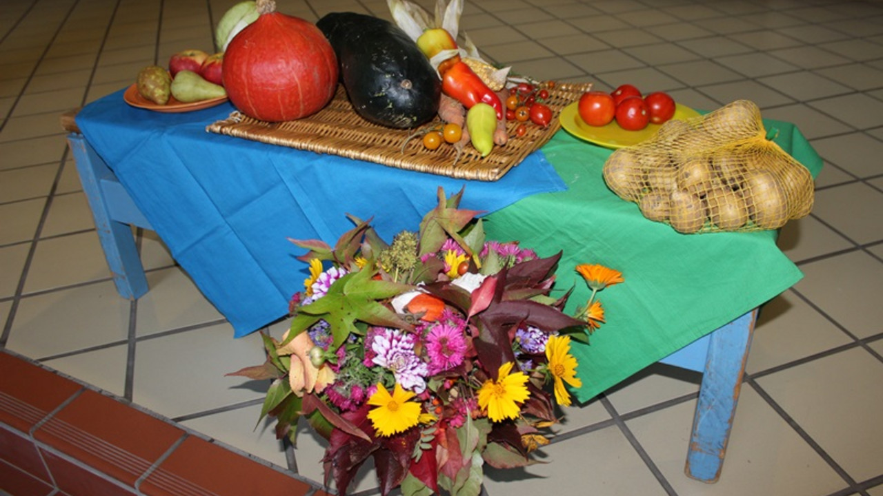 Obst und Gemüse liegen auf einem Tisch 