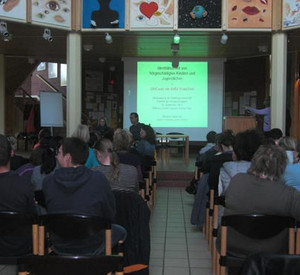 Vortrag im Foyer der Schule, viele Zuhörer