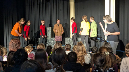 Mehrere Schülerinnen und Schüler als Schauspieler auf der Bühne