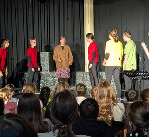 Mehrere Schülerinnen und Schüler als Schauspieler auf der Bühne