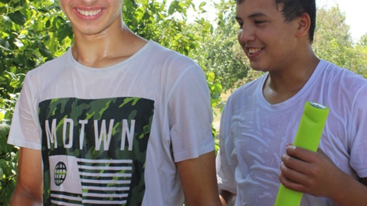 Schüler mit Wasserspritzpistolen