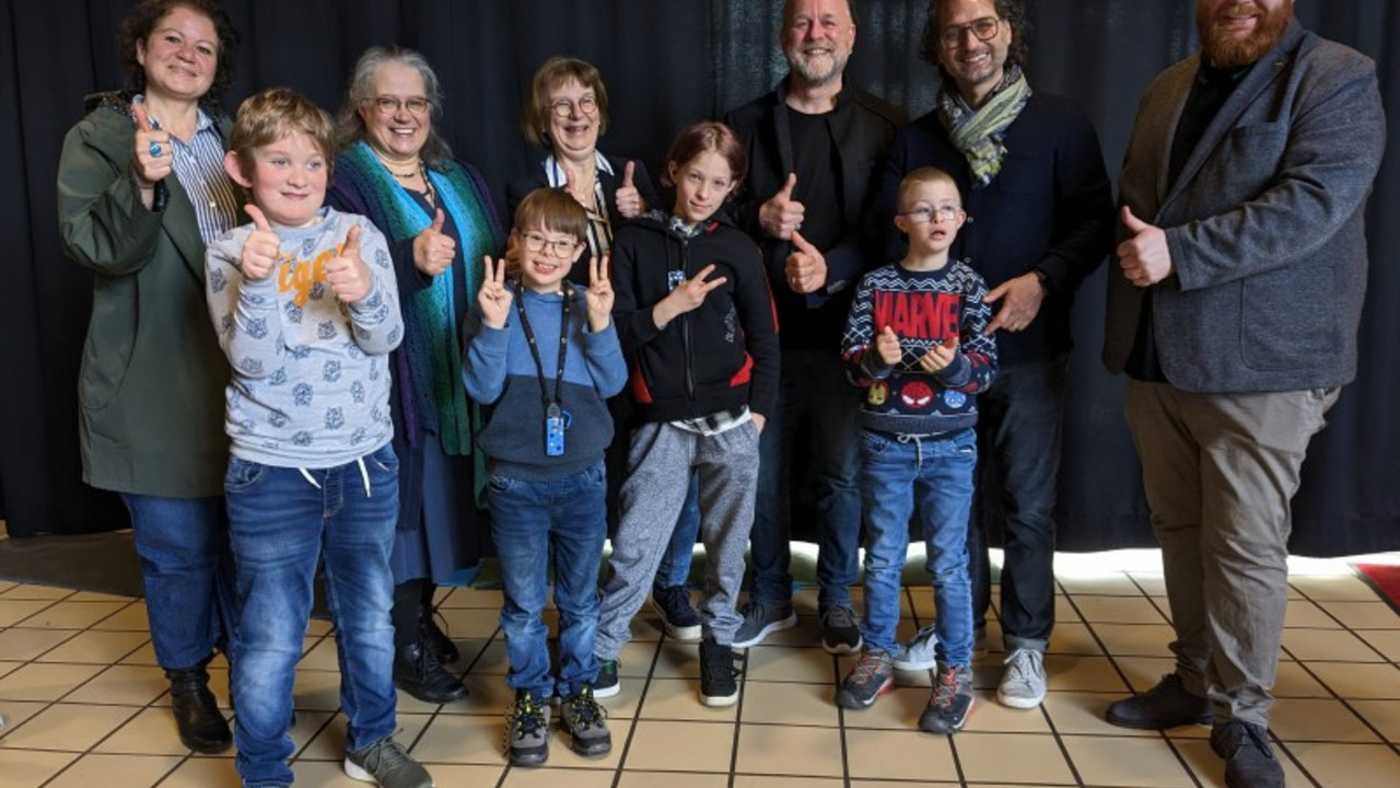 Gruppenfoto mit den Gästen und Schülern der GE UM