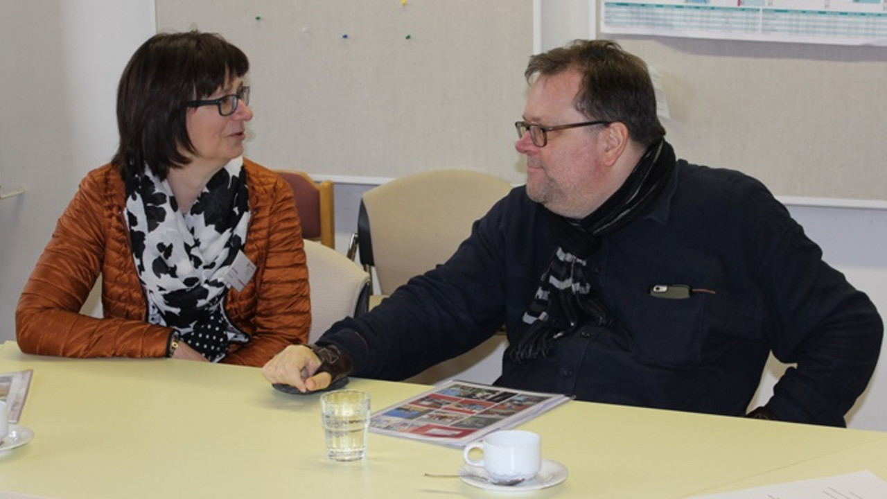 Frau Moog und Herr Rösch im Gespräch