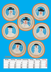 Von Schülern selbst gestaltete Schneemänner hinter ausgeschnittenen Papptellern.