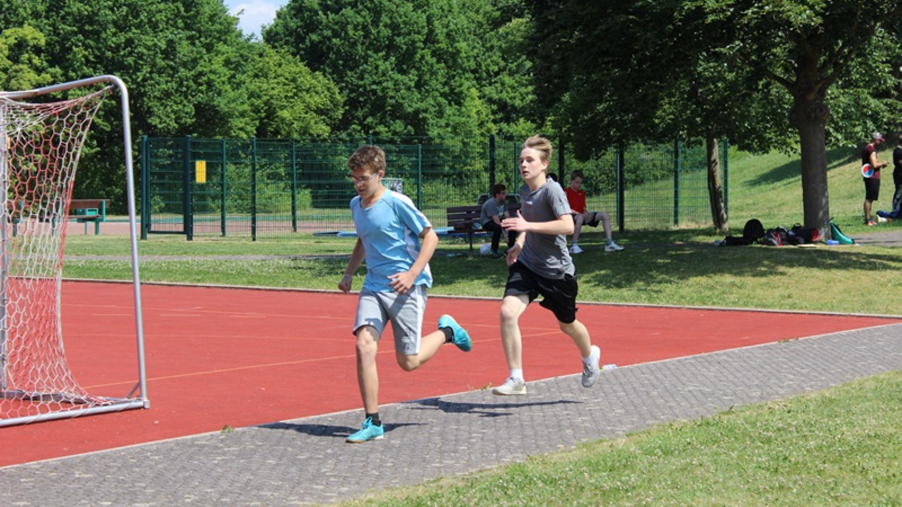 2 Schüler beim Laufen. 