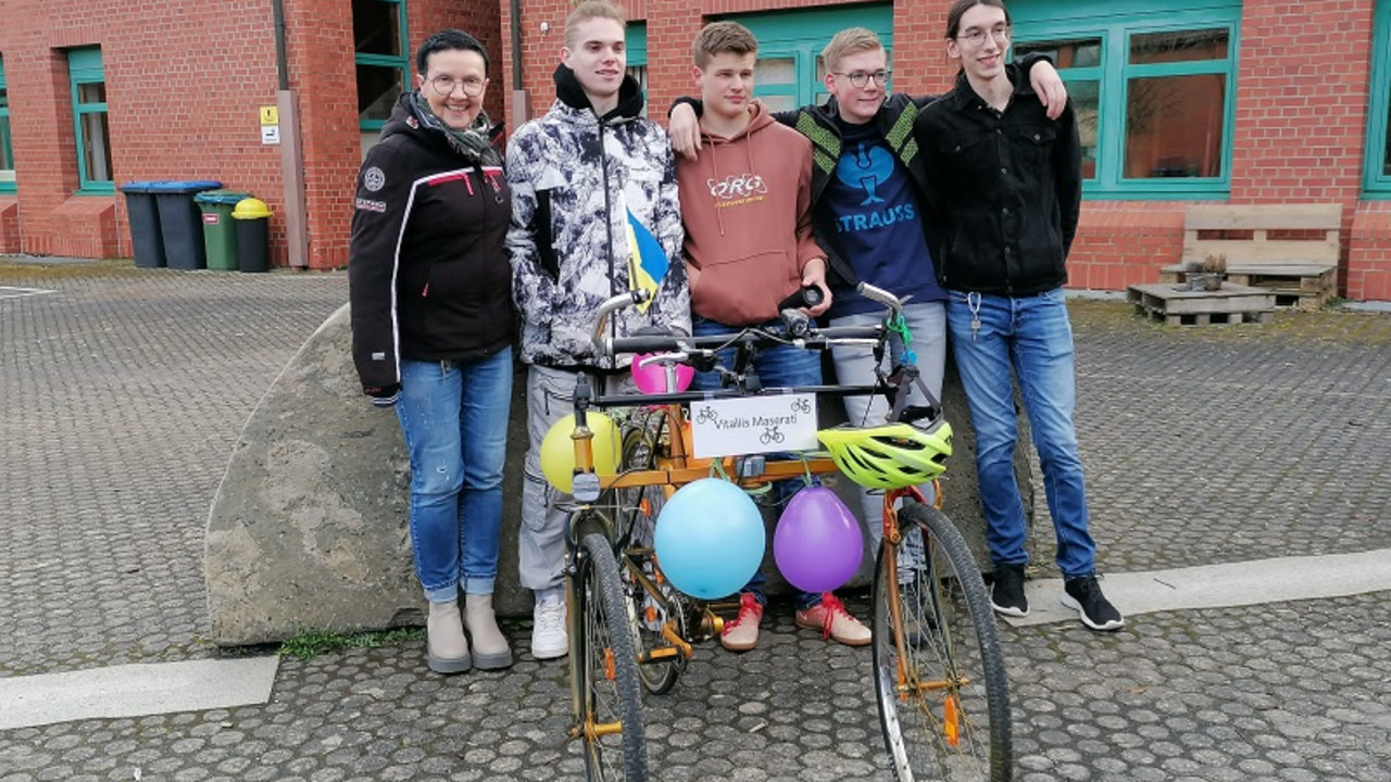 Gruppenfoto mit Fahrrad