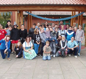 Gruppenbild der Schüler und Erzieher