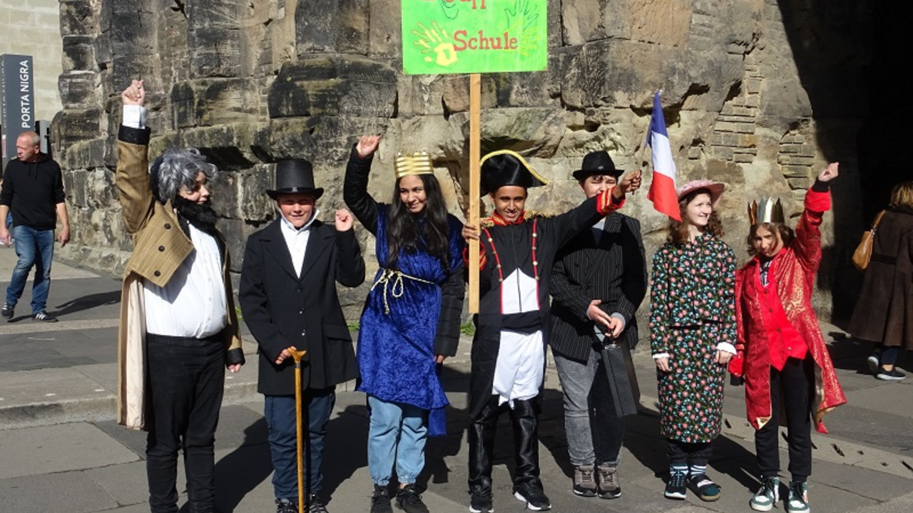 Teilnehmer vor der Porta-Nigra