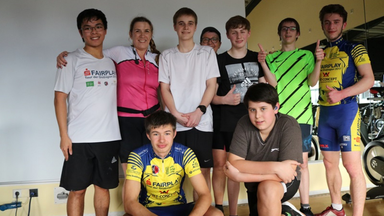 Gruppenfoto im Fitnessstudio