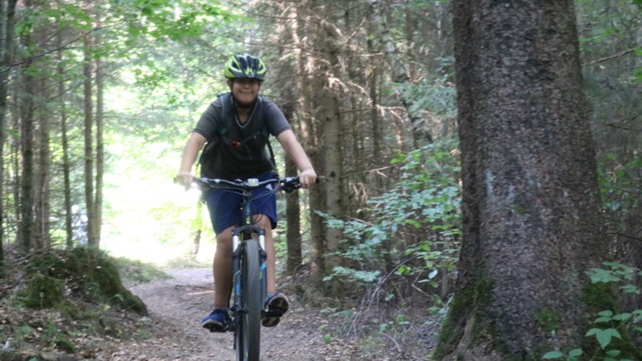 Schüler fährt Mountainbike 