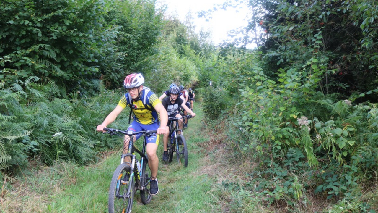 Schüler fahren Mountainbike 