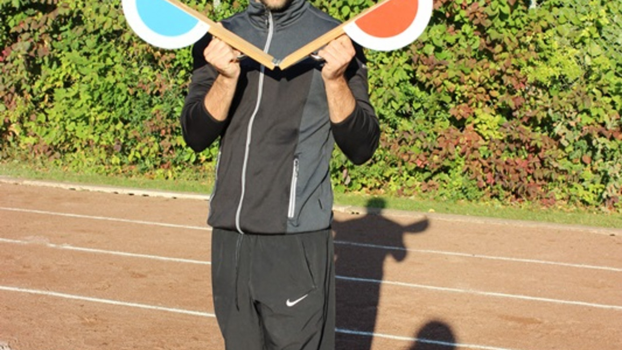 Sportlehrer hält eine Klappe