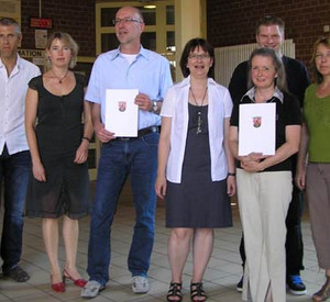 Die Jubilare mit der stellv. Schulleiterin, Vertreter/innen beider Personalräte und dem Verwaltungsleiter im Foyer