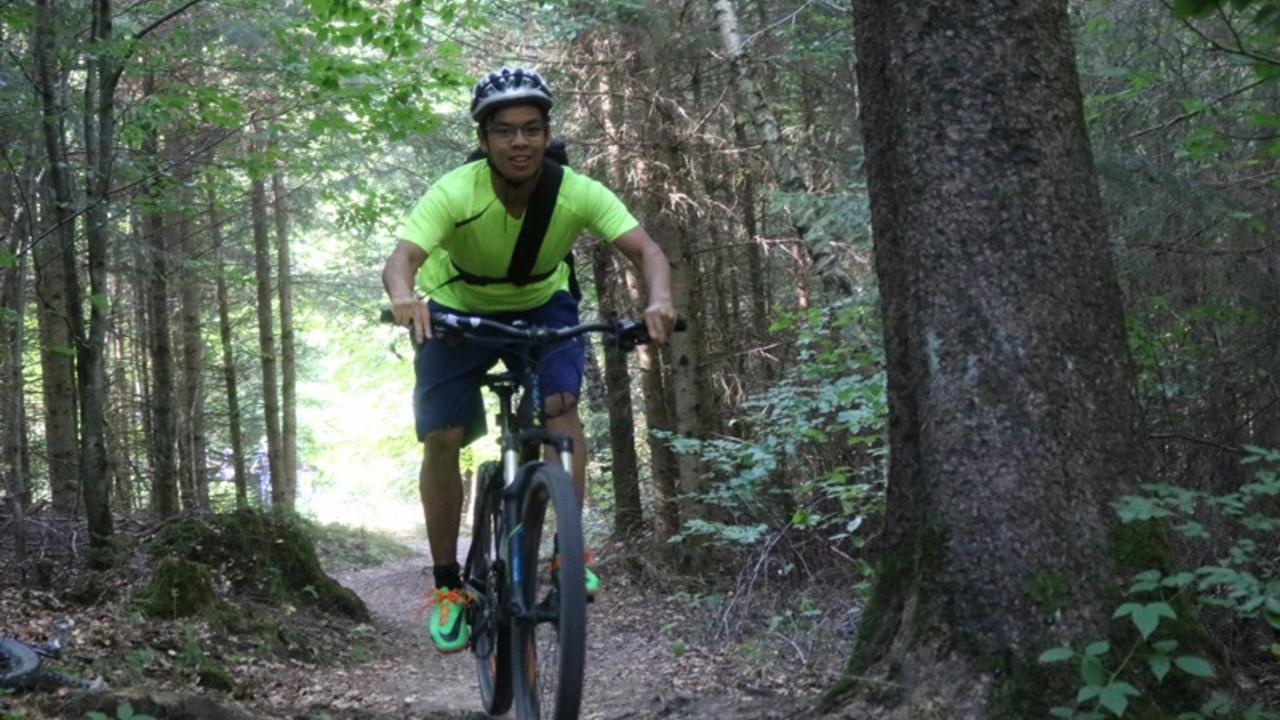 Schüler fährt Mountainbike 