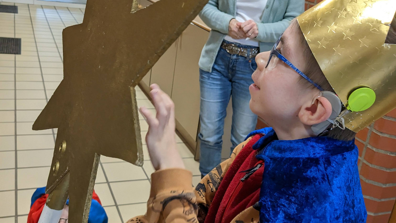 Schüler als Sternsinger und mit Cochlea-Implantat