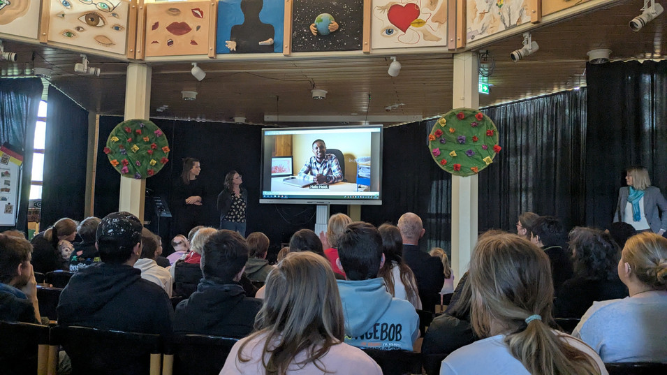 Auf dem Smartboard sieht man Eric aus Ruanda, der sich bei Frau Sattler per Video mit lieben Worten und viel Dank verabschiedet.