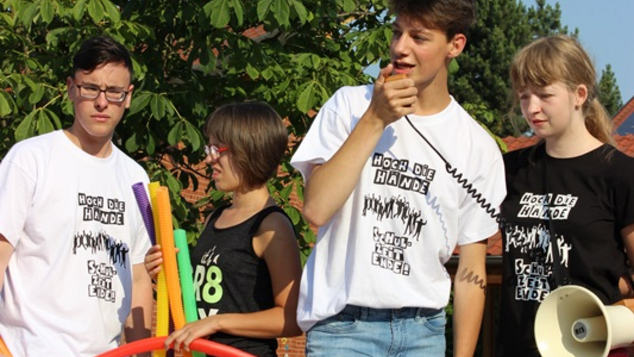 Schüler im Außengelände während Schülerstreich. 