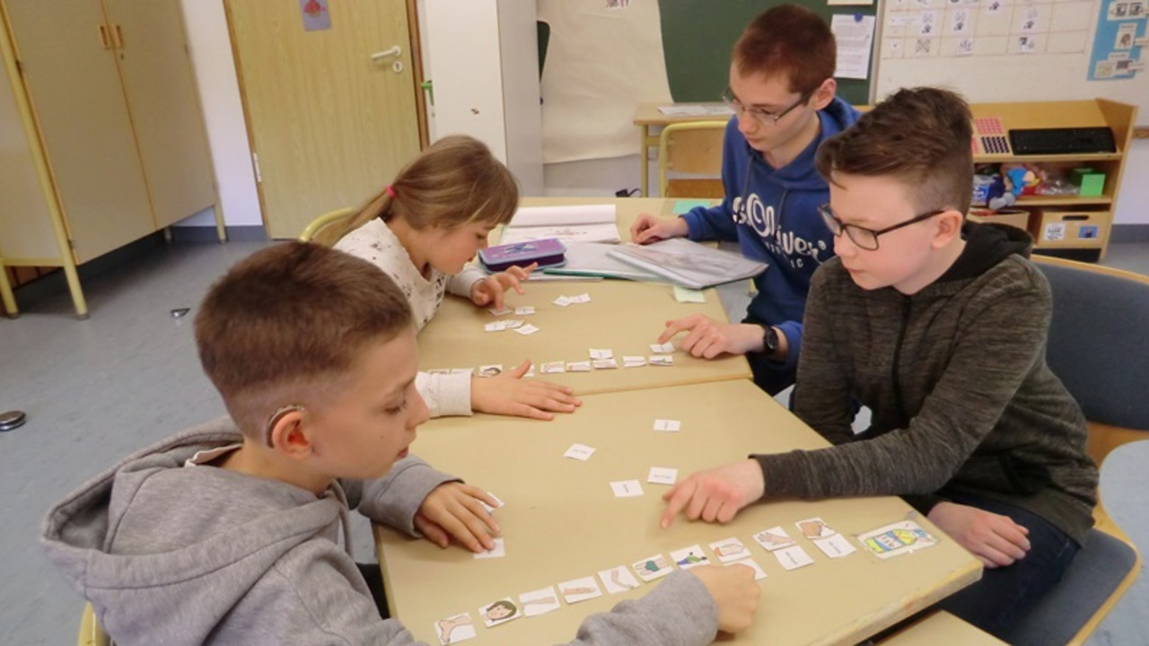 4 Schüler am Spielen