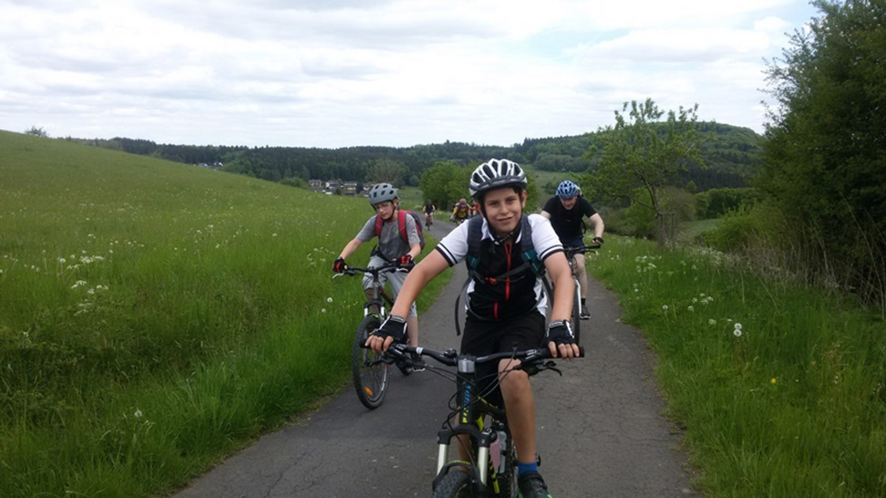 Kids auf Radweg