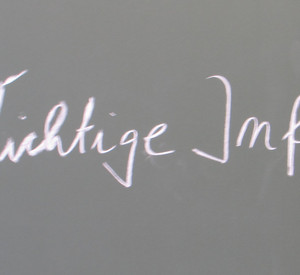 Schriftzug in Kreide auf Schultafel Wichtige Info