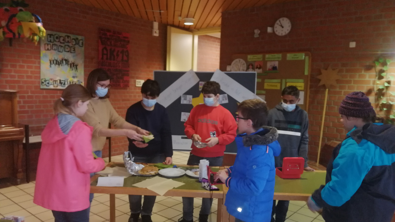 Schüler*innen verkauf Waffeln zugunsten der Sternsinger