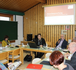 TeilnehmerInnen der Tagung im Lehrerzimmer