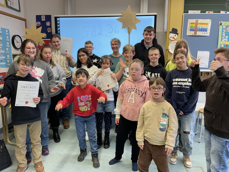 Die große Sternsinger-Gruppe 2026 der Abteilung Ganzheitliche Entwicklung freut sich über Urkunden.