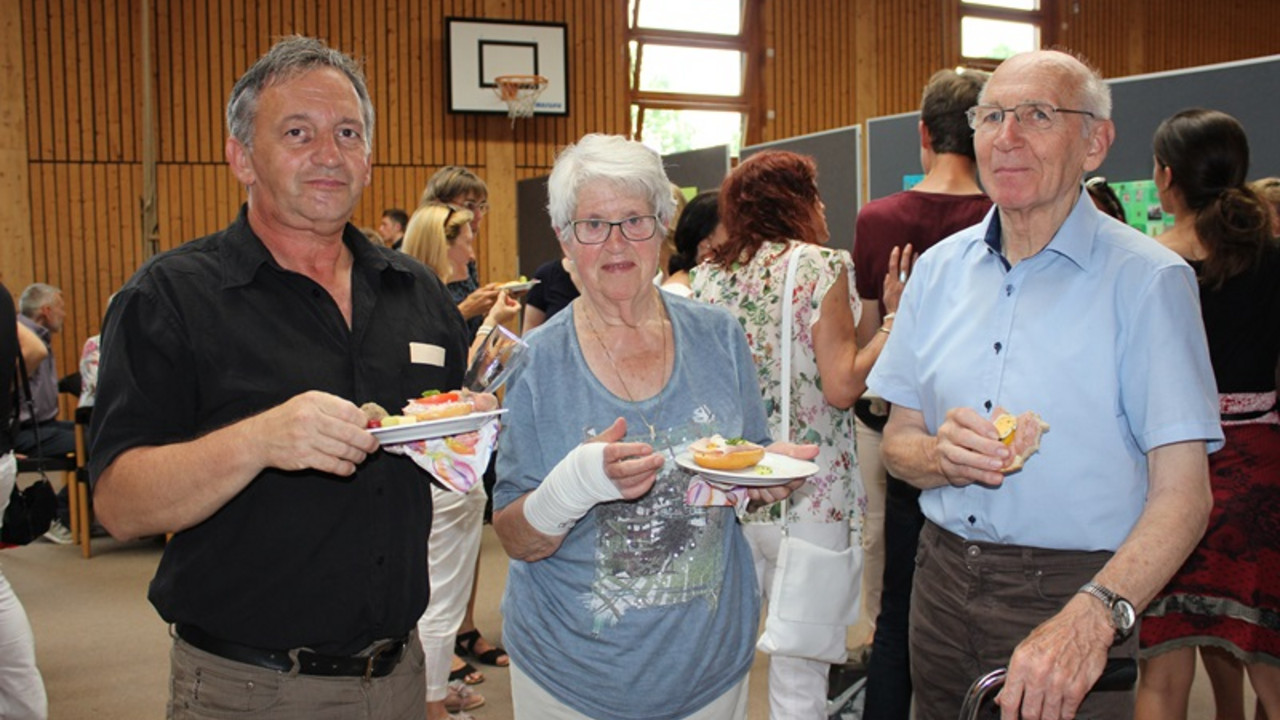 Besucher in der Turnhalle