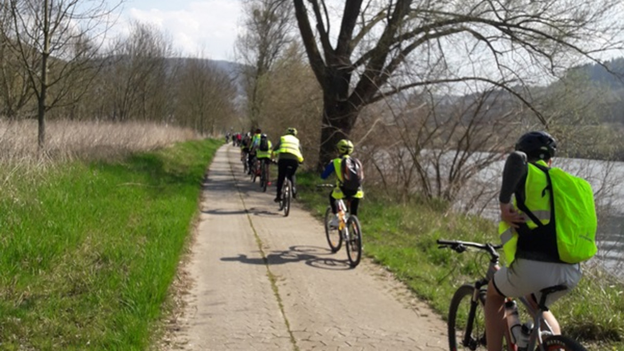 Schüler während Radtour